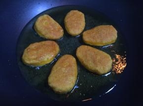 煎至两面金黄即可。