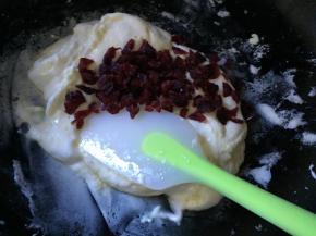 倒入蔓越莓搅拌均匀，牛扎就做好了