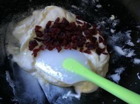 倒入蔓越莓搅拌均匀，牛扎就做好了