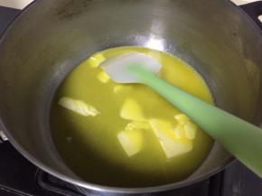 黄油放入锅中，开小火，软化到液态