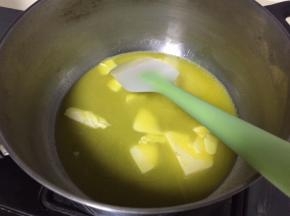 黄油放入锅中，开小火，软化到液态