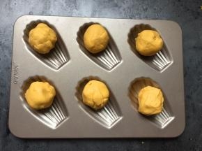 其他几个按同样步骤做好放入模具中。