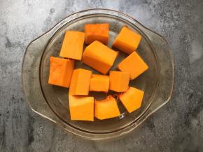 将南瓜切小块。