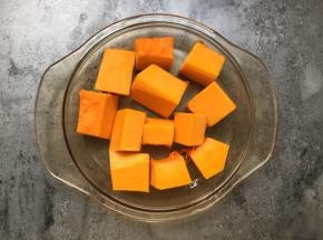 将南瓜切小块。