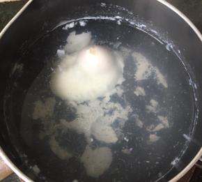 小火煮至鸡蛋熟透心。
