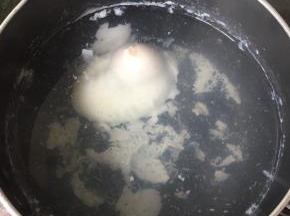 小火煮至鸡蛋熟透心。