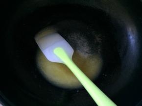 黄油放入锅中，小火融化
