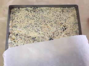 搅拌至不粘的状态放入不沾烤盘，上面垫一层油纸，擀均匀