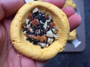 平均分成6份，取一份像包汤圆一样包入坚果馅。