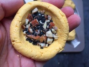 平均分成6份，取一份像包汤圆一样包入坚果馅。