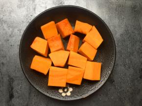 将南瓜去皮去瓤切成小块。