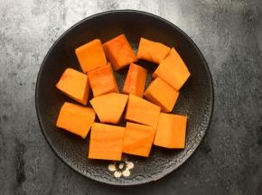 将南瓜去皮去瓤切成小块。