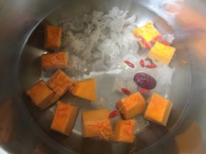 将银耳、南瓜、冰糖、枸杞、大枣一起放入高压锅中，加入适量清水烧开。上汽后炖20分钟。