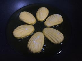 放入南瓜饼小火煎制。