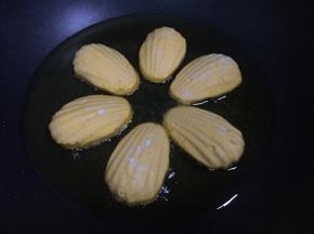 放入南瓜饼小火煎制。