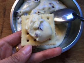 拿出一片苏打饼，舀一勺牛扎放在饼干上，要趁热哦