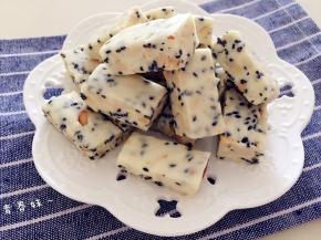 先包一层糯米纸，再包外包装