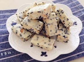 先包一层糯米纸，再包外包装