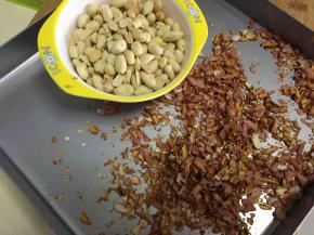 将花生放入预热好的烤箱160度，中层8分钟，冷却后戳掉红皮，放入保鲜袋压碎
