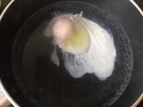 烧一锅水，锅底冒小泡就将鸡蛋打入。