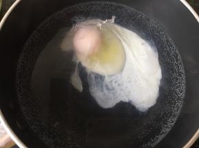 烧一锅水，锅底冒小泡就将鸡蛋打入。