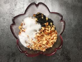 将切好的坚果和砂糖混合均匀。