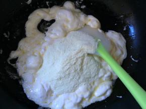 倒入奶粉快速搅拌均匀