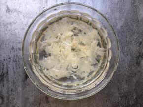 泡发的银耳撕成小片。