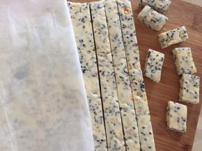 夏天放冰箱冷藏，冬天室温一小时就可以切了