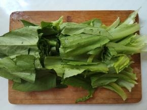 切成7、8厘米长的三段。