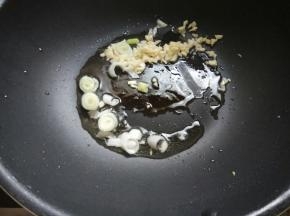 起锅热油，大蒜切末后用一半量，和葱花下锅爆香。