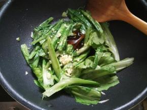 大火快速翻炒，加剩余的蒜末，加耗油，少许盐，变色立即盛盘。