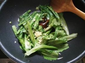 大火快速翻炒，加剩余的蒜末，加耗油，少许盐，变色立即盛盘。