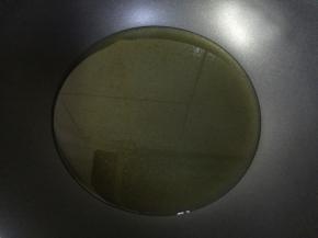 热锅倒油烧至八成热。