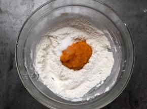 将南瓜和糯米粉拌匀。