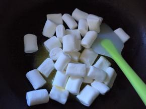 倒入棉花糖，小火熬制棉花糖融化