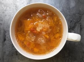 将南瓜银耳汤盛入碗中。