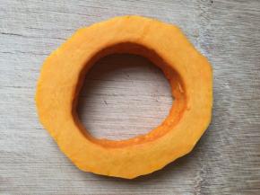 南瓜去皮去瓤。