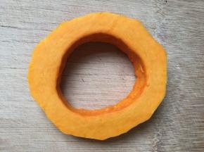 南瓜去皮去瓤。