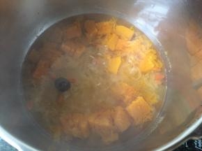 炖好的银耳如图。