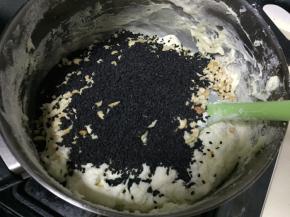 倒入花生碎和黑芝麻，搅拌均匀