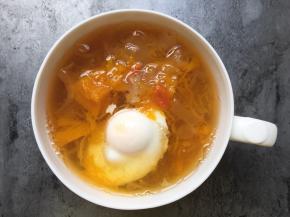 撇去浮末捞出鸡蛋放入碗中。