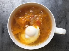 撇去浮末捞出鸡蛋放入碗中。