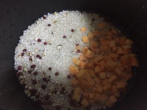 红薯去皮，切小丁，铺在大米上