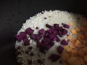 最后加入去皮切丁的紫薯