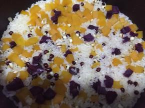 放入电饭煲中，按下米饭键即可。我用的是电压力锅，如果是普通电饭煲，薏米建议也和红豆一样提前浸泡下，以免不熟。