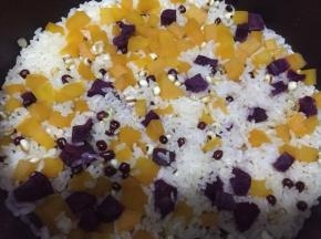 放入电饭煲中，按下米饭键即可。我用的是电压力锅，如果是普通电饭煲，薏米建议也和红豆一样提前浸泡下，以免不熟。