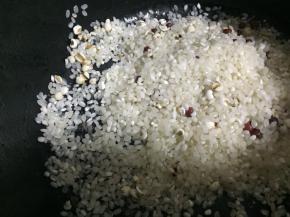 抓少量薏米和大米适量