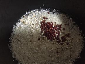 配一小把红豆（红豆最好提前浸泡八小时以上）