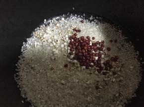 配一小把红豆（红豆最好提前浸泡八小时以上）